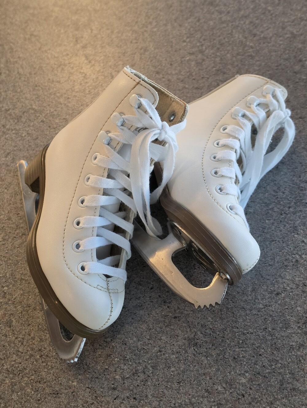 Girl's Figure Skates - Picture 2 of 5